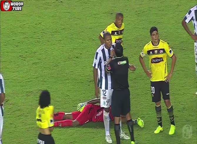 Video :A goalie attempts to escape a red card by pretending to be really uncomfortable